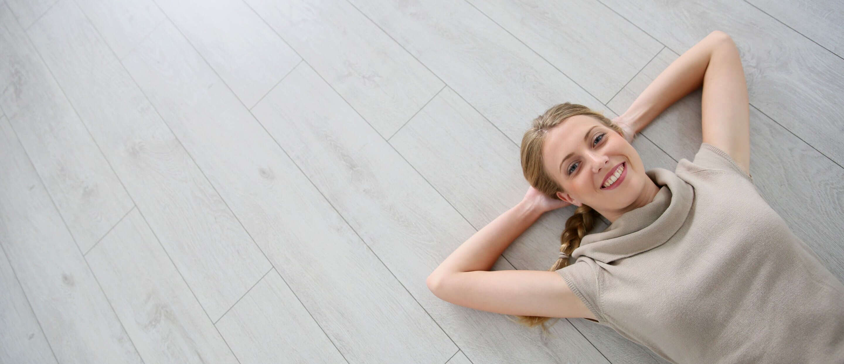 dein-bodenleger.com, blonde Frau liegt auf dem Boden